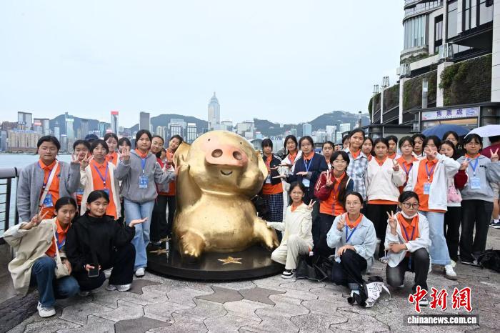 甘肃学子在香港尖沙咀星光大道合影