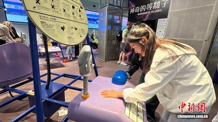 甘肃学子在香港科学馆体验互动装置