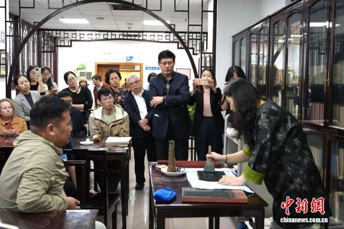 非遗技艺校园“活态”传承 沪上师生雕版刷印“连接”古今