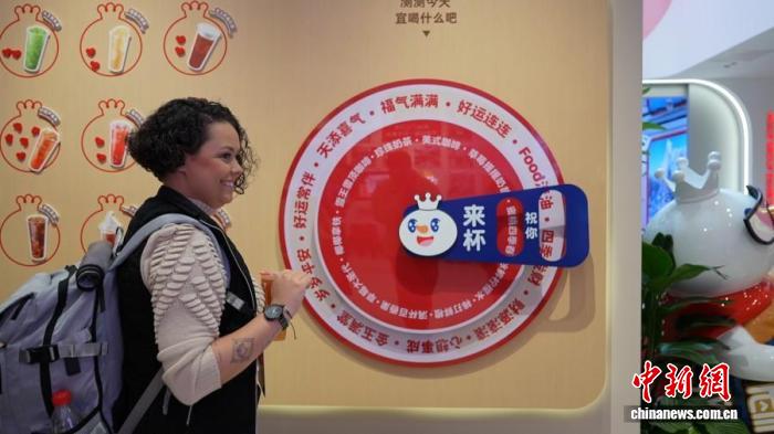 外媒记者团在豫品网红茶饮、看智能制造：一切都令人耳目一新