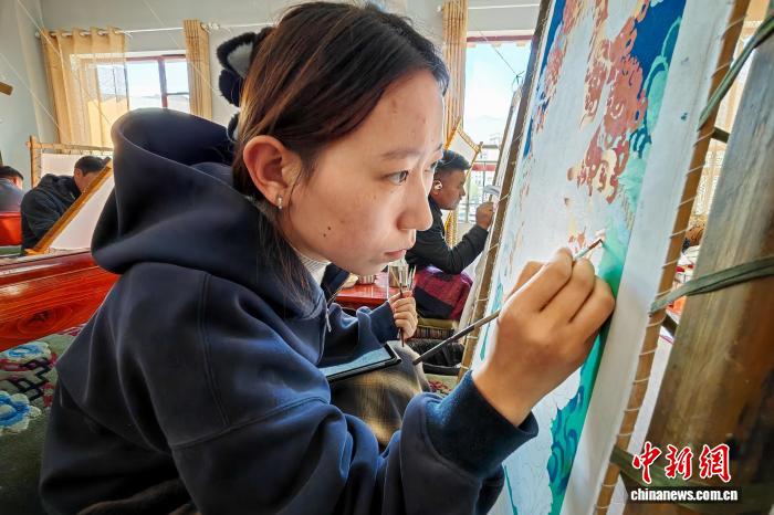 西藏唐卡画院女性学员求学故事：传承非遗的铿锵玫瑰