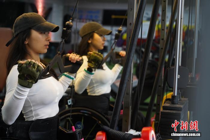 截瘫女研究生黄颖健身逆袭：轮椅上的“麒麟臂”与励志人生