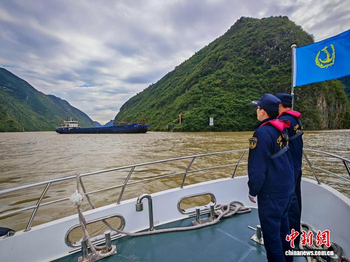 重庆海事执法人员开展库区巡查