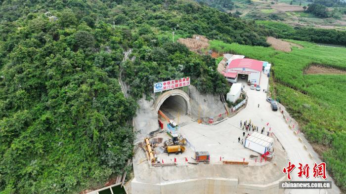 云南文蒙铁路首座隧道成功贯通，西南沿边铁路建设迎新进展
