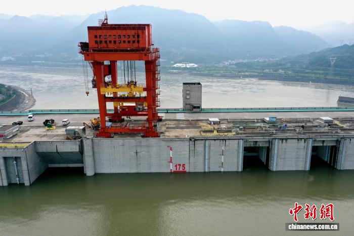三峡水库蓄水达175米 长江流域水库群蓄水量破纪录