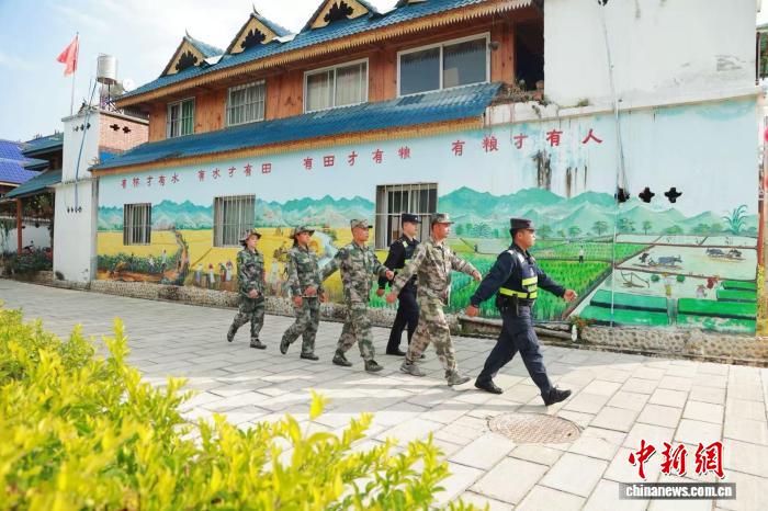 警民护边队在村寨中巡逻