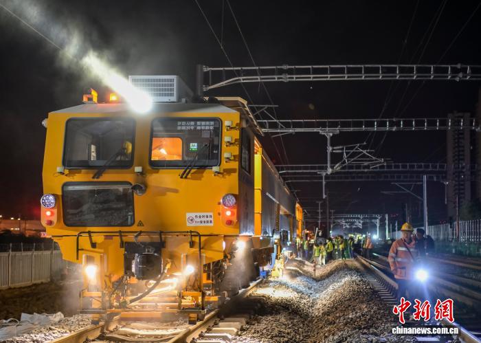 合安高铁引入合肥枢纽工程现场施工人员作业