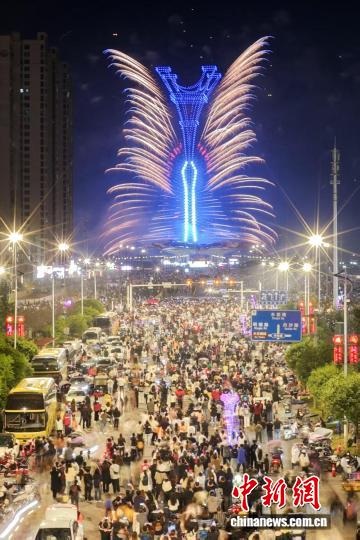 第十七届浏阳花炮文化节盛大启幕 全球首创烟花光塔惊艳亮相