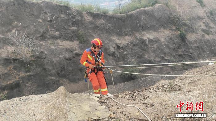 山西灵石：5只“攀岩高手”山羊被困半山腰 消防员索降成功救援