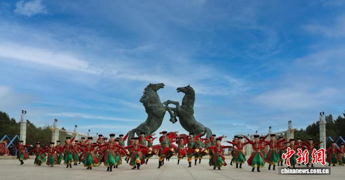 鄂尔多斯牧羊人莫日根毕力格：广场舞舞台上的逐梦之旅