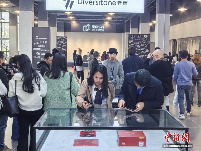 用算法重构电吉他“调音盘”  中国效果器畅销百余国