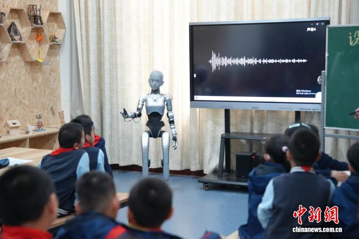全球首创！全尺寸仿生教育机器人合肥首秀开课