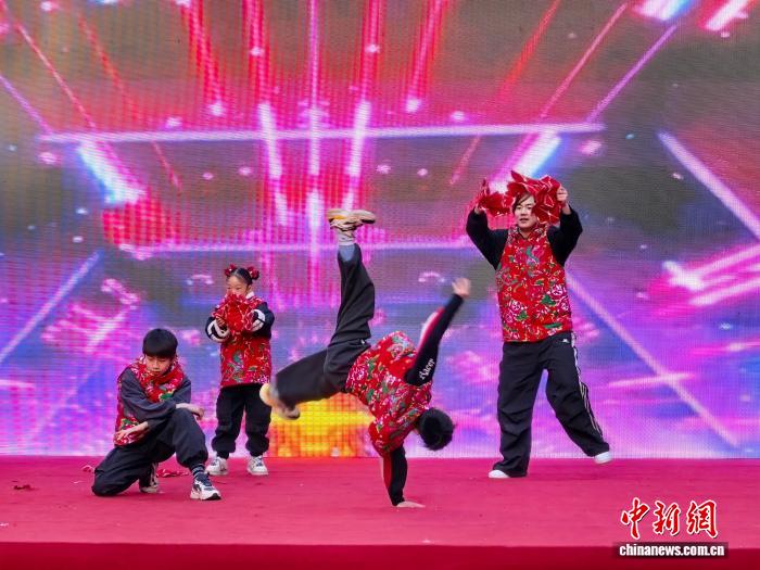东北秧歌展演破圈：跨地域共享民间艺术盛宴