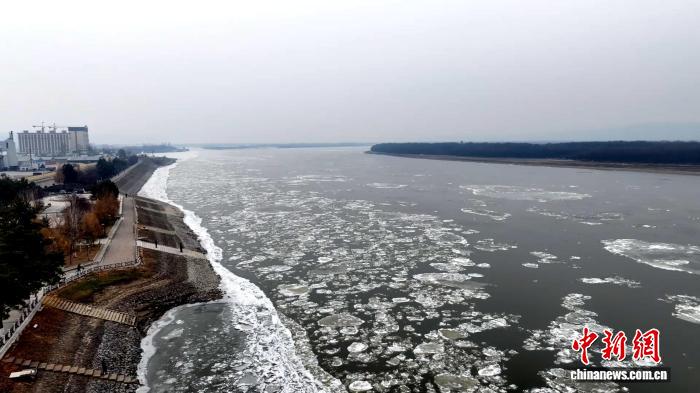 边城呼玛：中俄界江流冰奇观，冬日盛景引客纷至