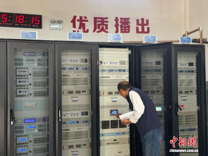 色日崩山顶值机员：33年守护草原视听信号的坚守者