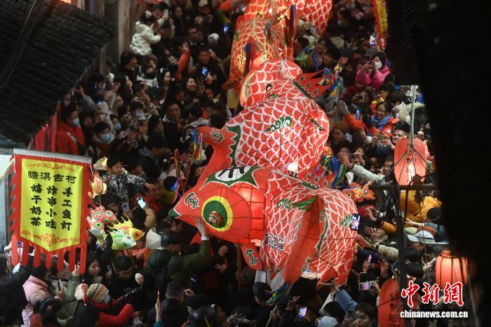 歙县瞻淇村鱼灯巡游活动现场