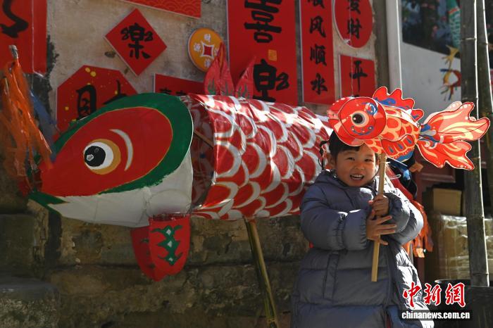 歙县瞻淇村孩童手持鱼灯