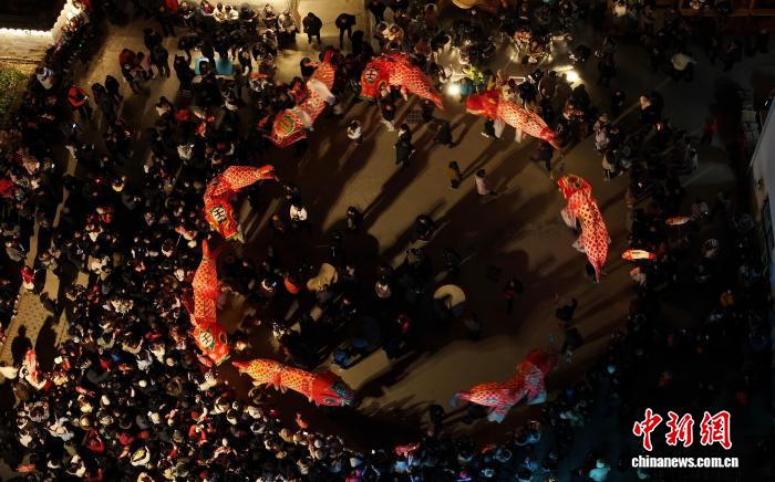 歙县瞻淇村鱼灯巡游无人机视角