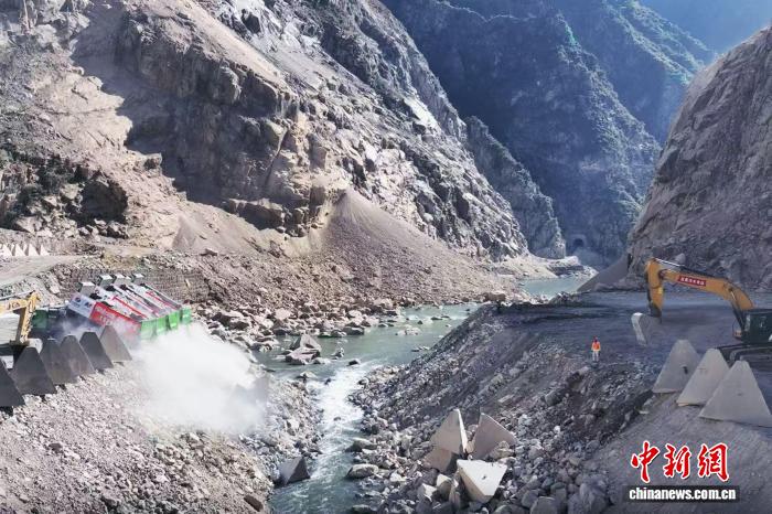 雅砻江流域在建装机规模最大水电站实现大江截流