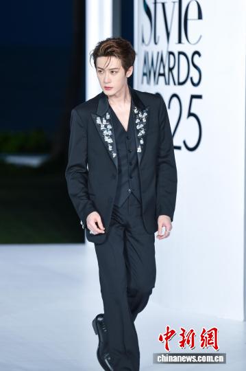 2025ELLE风尚大典三亚现场 檀健次亮相