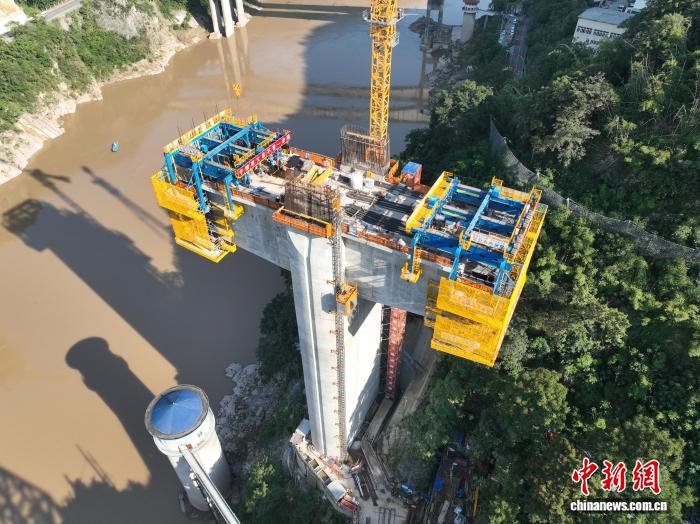 高铁建设者重庆山区“造桥记”：智慧悬臂造桥机投用