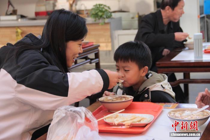 市民在临清“乾城食荟萃”享用早餐