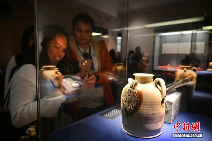 长沙铜官窑陶瓷装饰融合中外文化元素