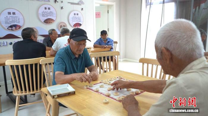 大福村老人在棋牌室娱乐