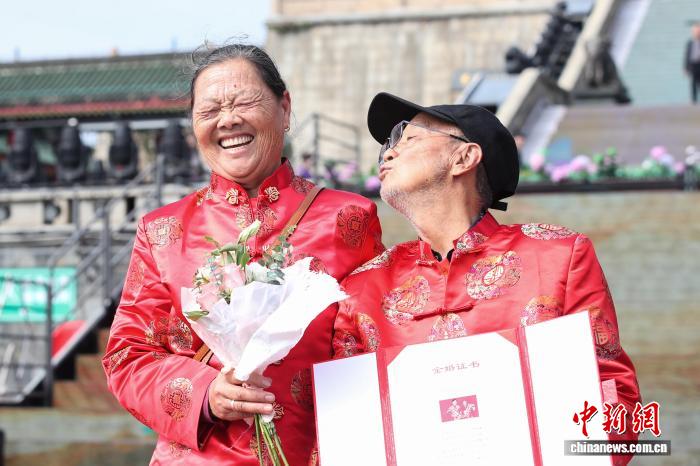 金婚夫妇展示纪念证书