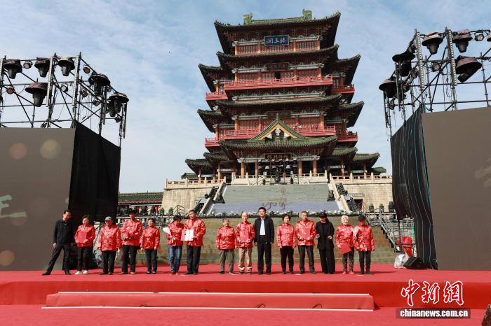南昌重阳节：50对金婚夫妇滕王阁共庆，传承敬老美德