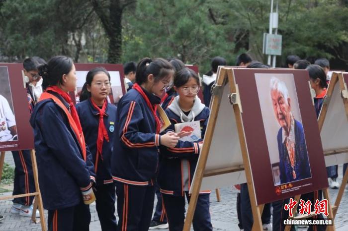 学生观看抗战老兵肖像展
