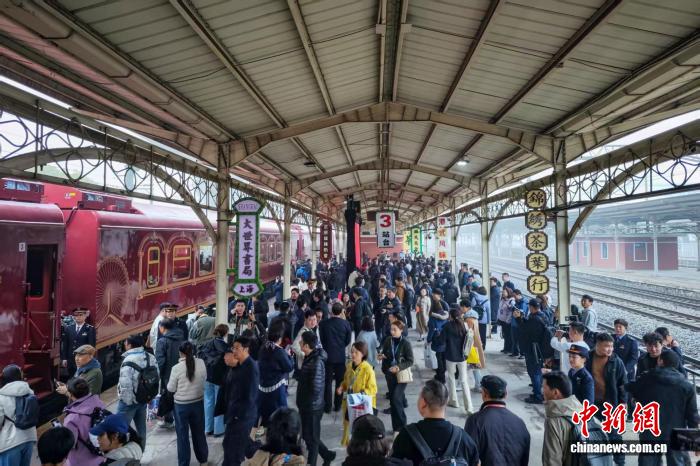 全国首列主题娱乐沉浸式文旅专列‘津旅时光号’在天津北站发车