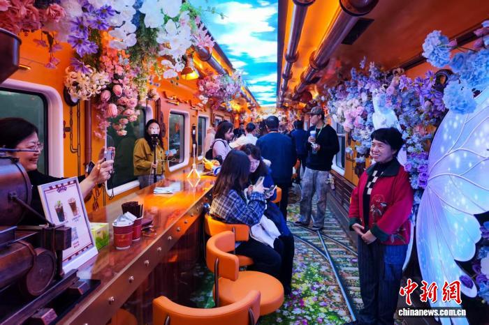 旅客在‘津旅时光号’主题车厢内留影