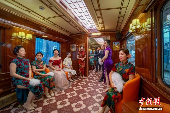 ‘津旅时光号’车厢内沉浸式巡游表演