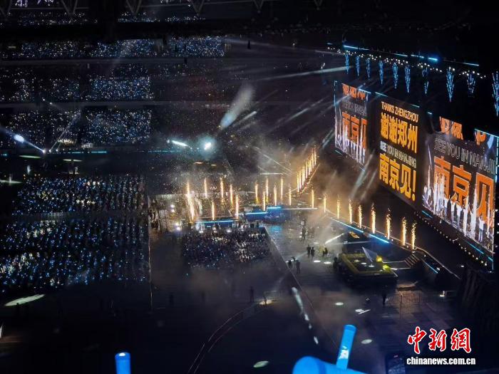 艺人组合‘十个勤天’在郑州举办现场会