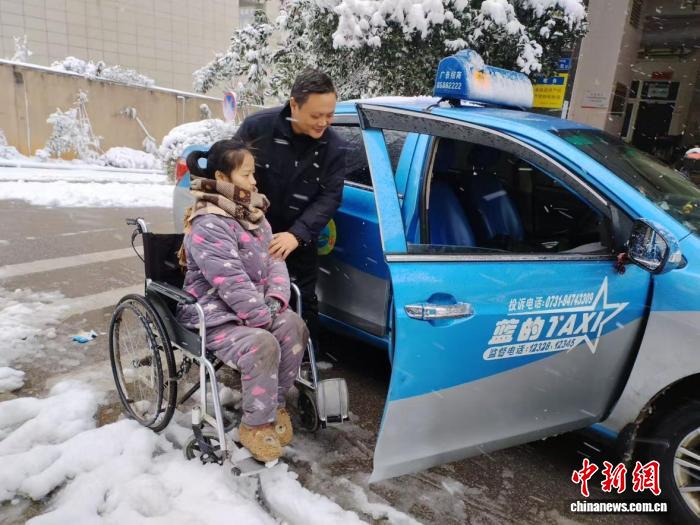 罗旭冒雪接送残障人士