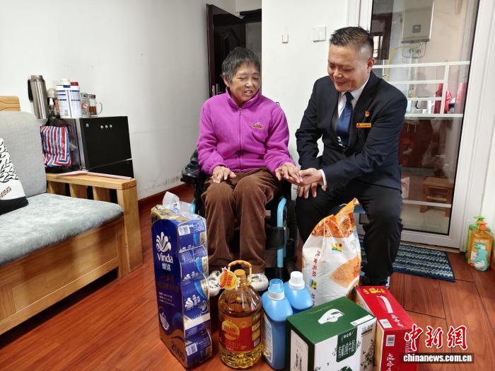 长沙雷锋的哥罗旭：16年车轮上的爱心接力