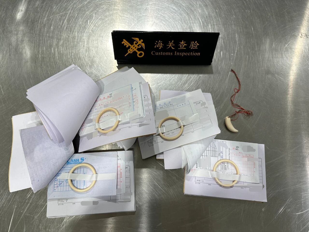 杭州海关查获象牙制品现场图