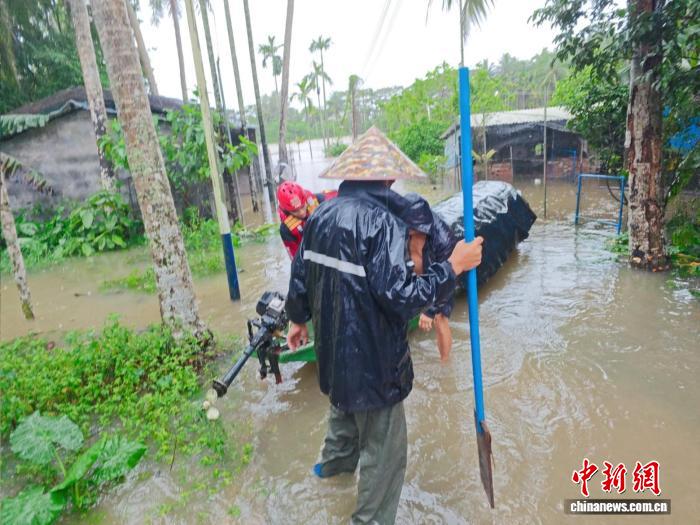 消防救援人员转移万泉镇被困群众