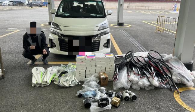 拱北海关破获跨境客车走私案 查获大批平板电脑及相机