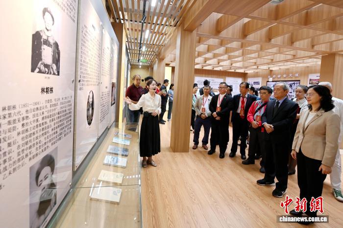 两岸嘉宾参观平和县迁台记忆展示中心