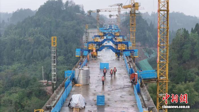 成渝中线高铁一碗水双线特大桥建设现场