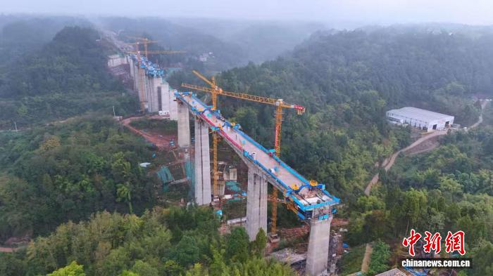 成渝中线高铁一碗水双线特大桥(无人机照片)