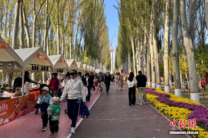 宁夏银川凤凰公园周末迎6万赏秋客 沉浸式体验五彩秋韵