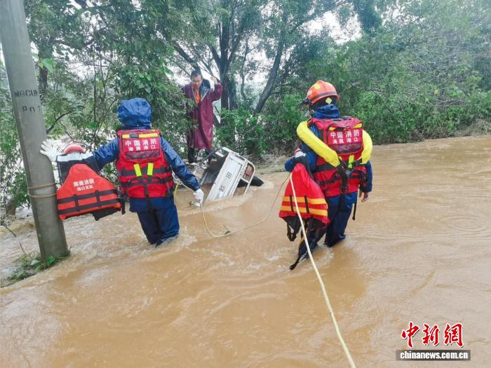 消防救援人员转移被困群众