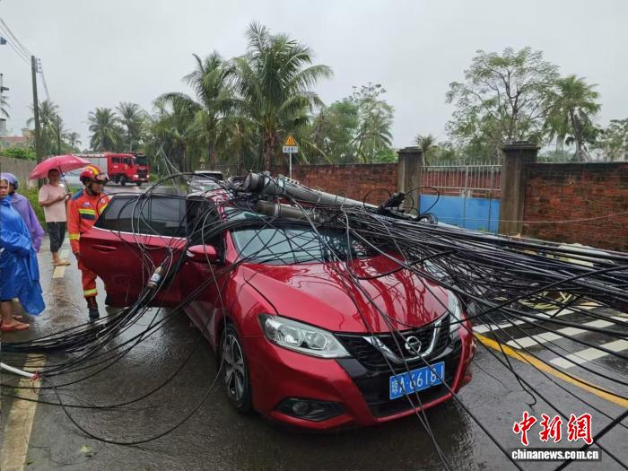 电线杆倒塌压车救援现场