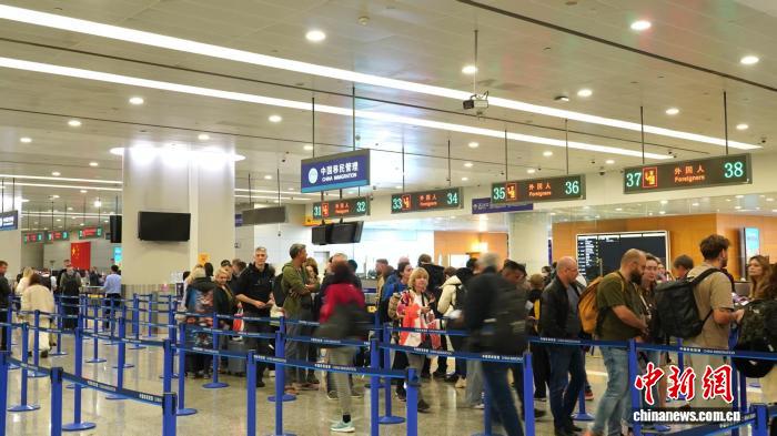 今年至今，国际游客纷至沓来。(上海边检总站供图)