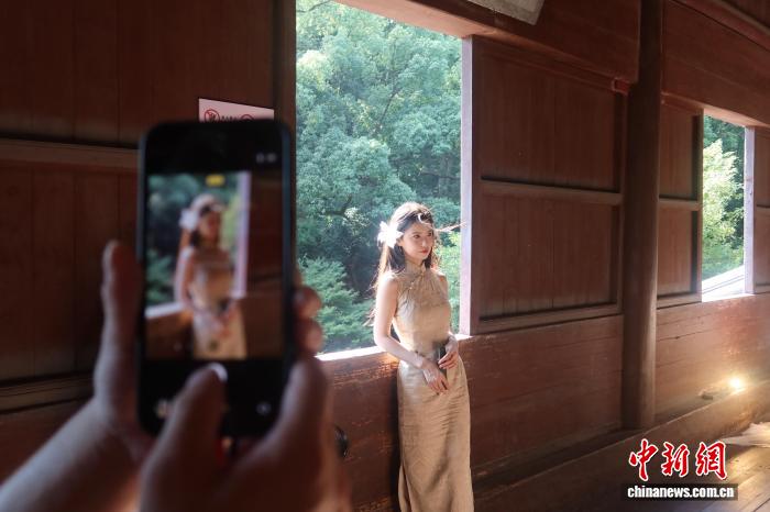 理解与包容：年轻人追求“情绪价值”的深层意义