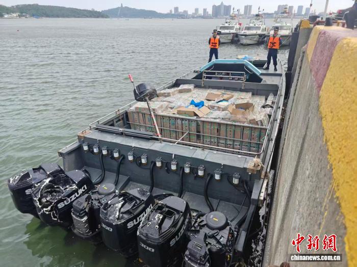 广西防城港海警局成功破获两起海上走私冻品大案