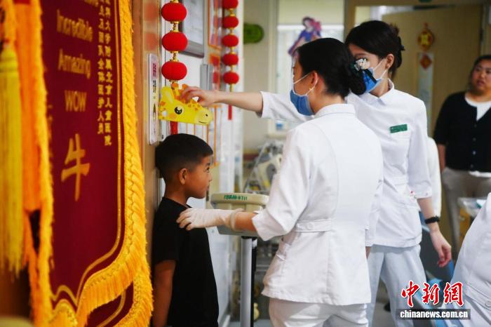 患儿在北京儿童医院接受检查